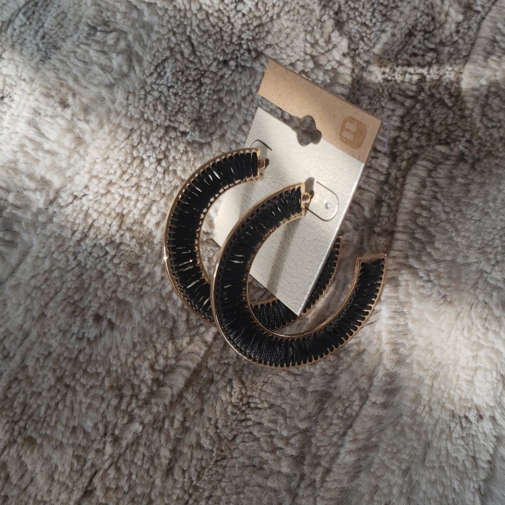 Buckle Thread Wrapped Hoop Earings - Picture 3 of 5